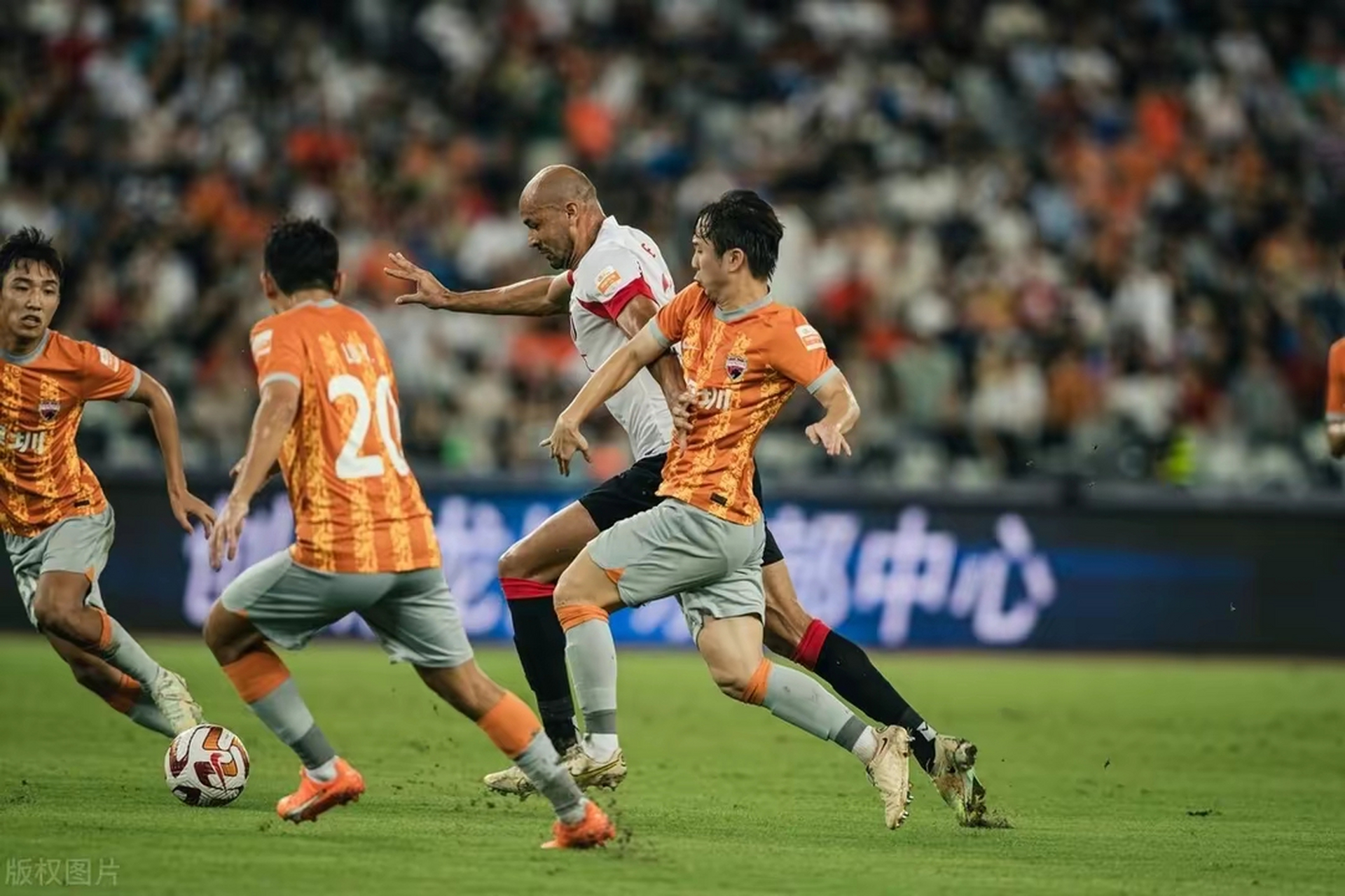 包含广州恒大凭借高拉特制胜球,战胜对手保持不败的词条 包含广州恒大凭借高拉特制胜球,战胜对手保持不败的词条